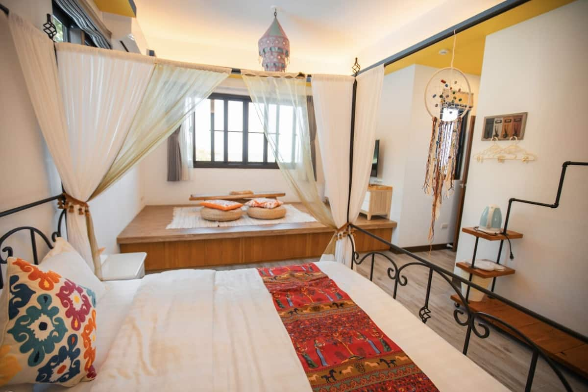 Deluxe Double Room, 1 Queen Bed, Non Smoking | Individually decorated, individually furnished, desk, soundproofing