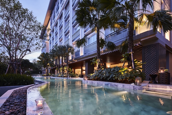 2 outdoor pools, pool umbrellas, sun loungers