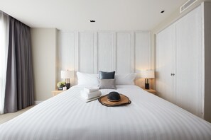 Deluxe Double Room | Minibar, in-room safe, blackout drapes, soundproofing - Health Land Resort & Spa (Pattaya)