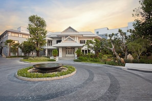 2 間餐廳,供應早餐、午餐和晚餐,當地和國際料理