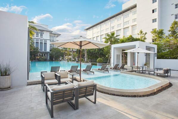 2 Außenpools, Sonnenschirme, Liegestühle