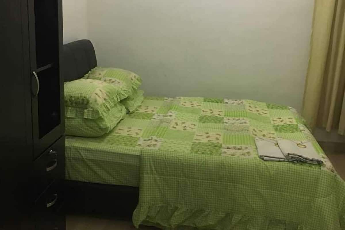 Room, 1 Queen Bed, Private Bathroom | Premium bedding, memory foam beds, individually furnished, desk