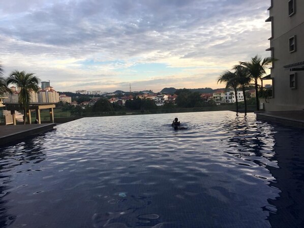 Una piscina al aire libre