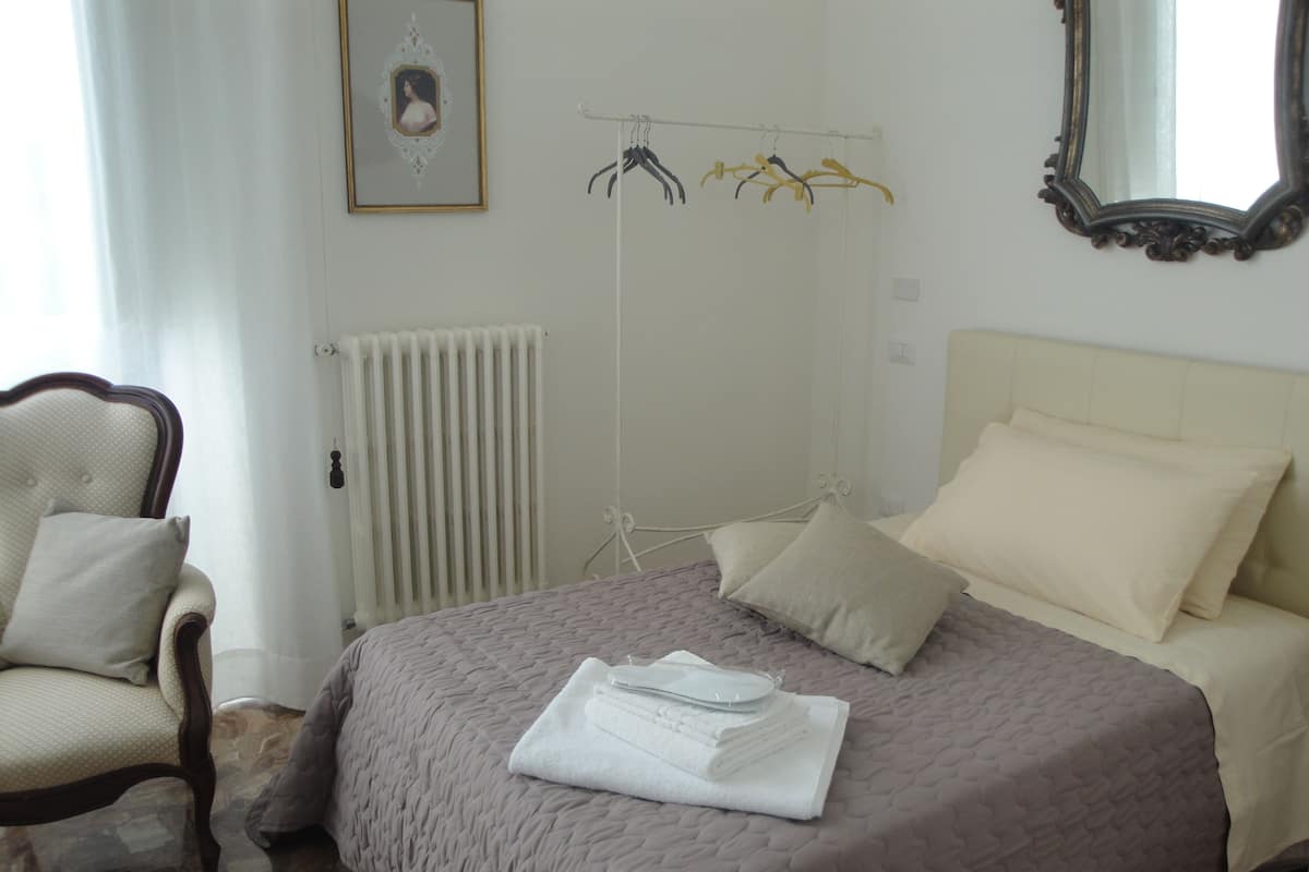 Double Room Single Use | Premium bedding, free cribs/infant beds, free WiFi, bed sheets
