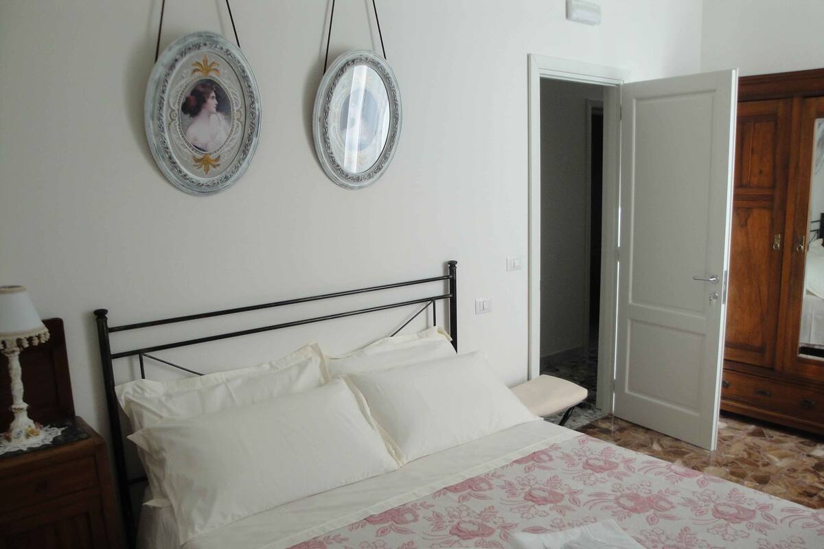 Premium bedding, free cribs/infant beds, free WiFi, bed sheets