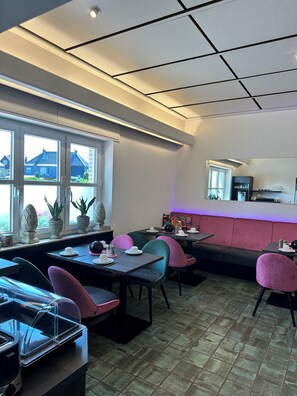 Frukostbuffé varje dag (EUR 14 per person)