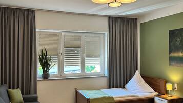 Exclusive Triple Room | Hypo-allergenic bedding, individually decorated, individually furnished