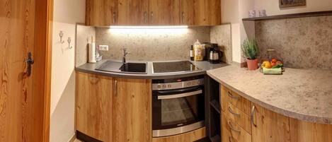 Kylskåp, mikrovågsugn, ugn och spishäll