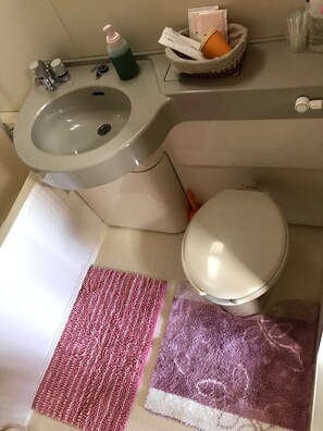 和室 | バスルーム | シャワー付き浴槽、バスアメニティ (無料)、ヘアドライヤー