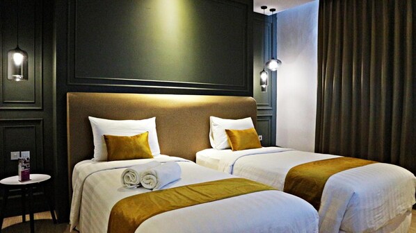 Caja de seguridad en la habitación y escritorio