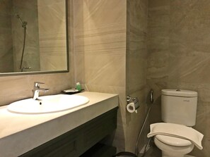 Shower, free toiletries, slippers - Shalva Jakarta (Jakarta)