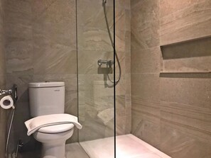 Shower, free toiletries, slippers - Shalva Jakarta (Jakarta)