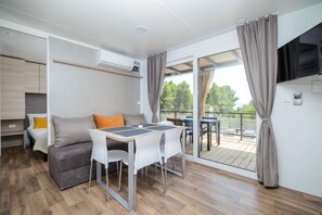Deluxe Mobile Home, 3 Bedrooms | In-room safe, blackout curtains, soundproofing, free WiFi - Medora Orbis Mobile Homes & Glamping (Podgora)