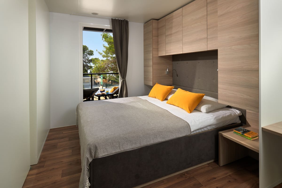 Superior Mobile Home | In-room safe, blackout curtains, soundproofing, free WiFi