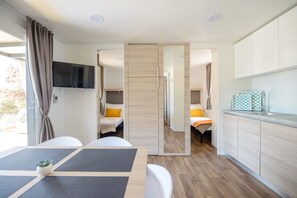 Mobile Superior-Unterkunft, 3 Schlafzimmer | Zimmersafe, Verdunkelungsvorhänge, schallisolierte Zimmer