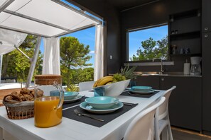 Fridge, stovetop, cookware/dishes/utensils - Medora Orbis Mobile Homes & Glamping (Podgora)