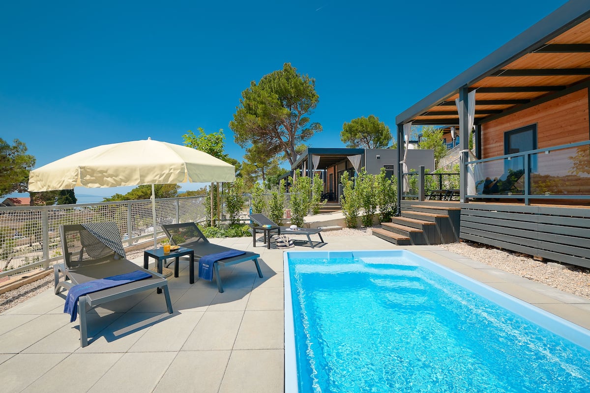 Deluxe Mobile Home, 3 Bedrooms | Private pool