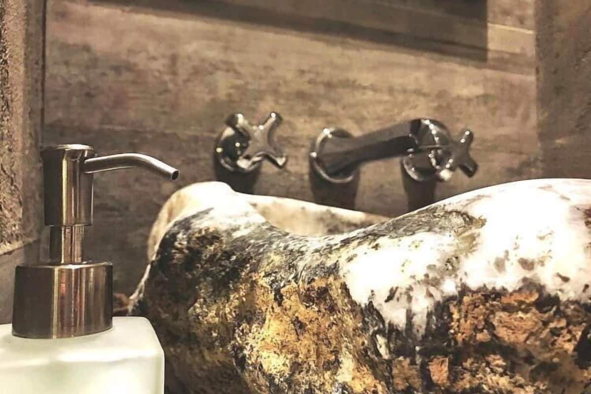 shower, free toiletries, hair dryer, slippers