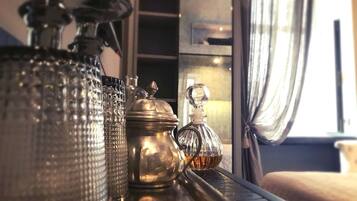 Una mesa con diferentes vasos y recipientes de metal, probablemente usados para servir bebidas.