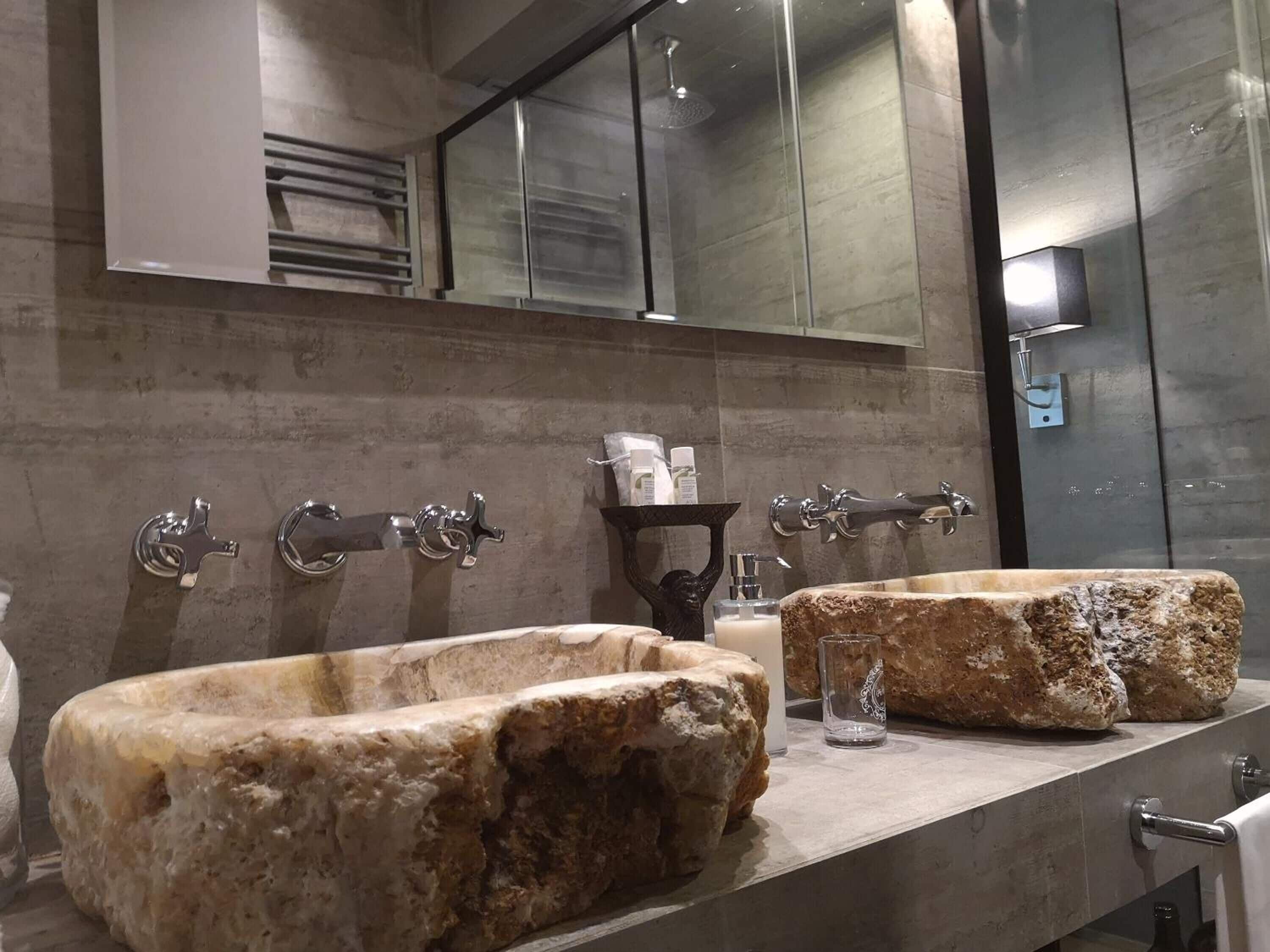 shower, free toiletries, hair dryer, slippers