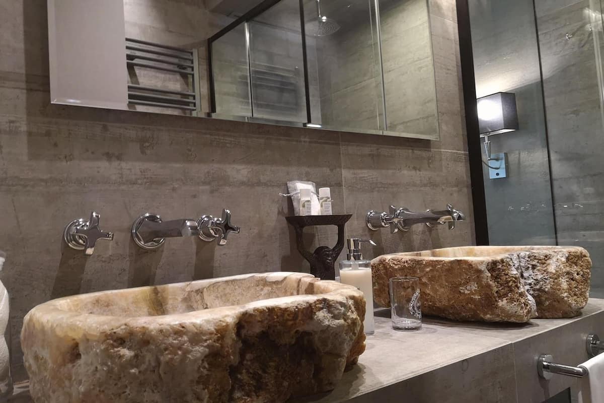 shower, free toiletries, hair dryer, slippers