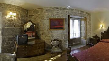 Double Room | Desk, free cribs/infant beds, rollaway beds, free WiFi