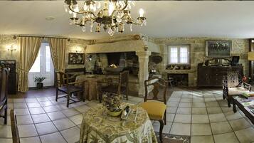 Daily continental breakfast (EUR 3.84 per person)