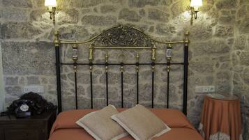 Double Room | Meja, katil bayi/kot (percuma), katil lipat simpan/tambahan