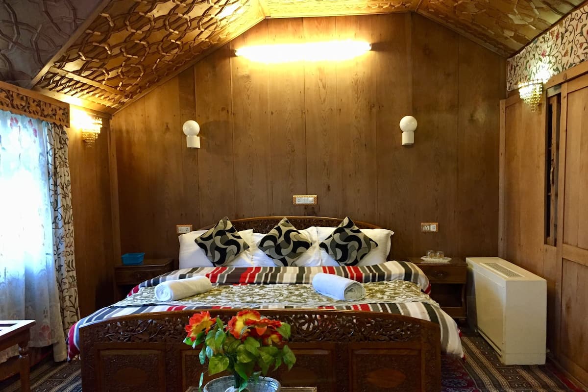 Deluxe Room, Berbilang Katil, Non Smoking | 10 bilik tidur, peralatan tempat tidur hipoalergenik, gebar bulu kapas 