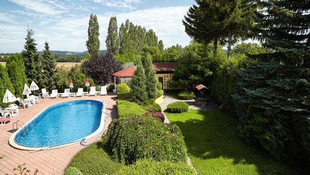 Outdoor pool, pool umbrellas - Penzion Pod Zvonem (Zborovy)