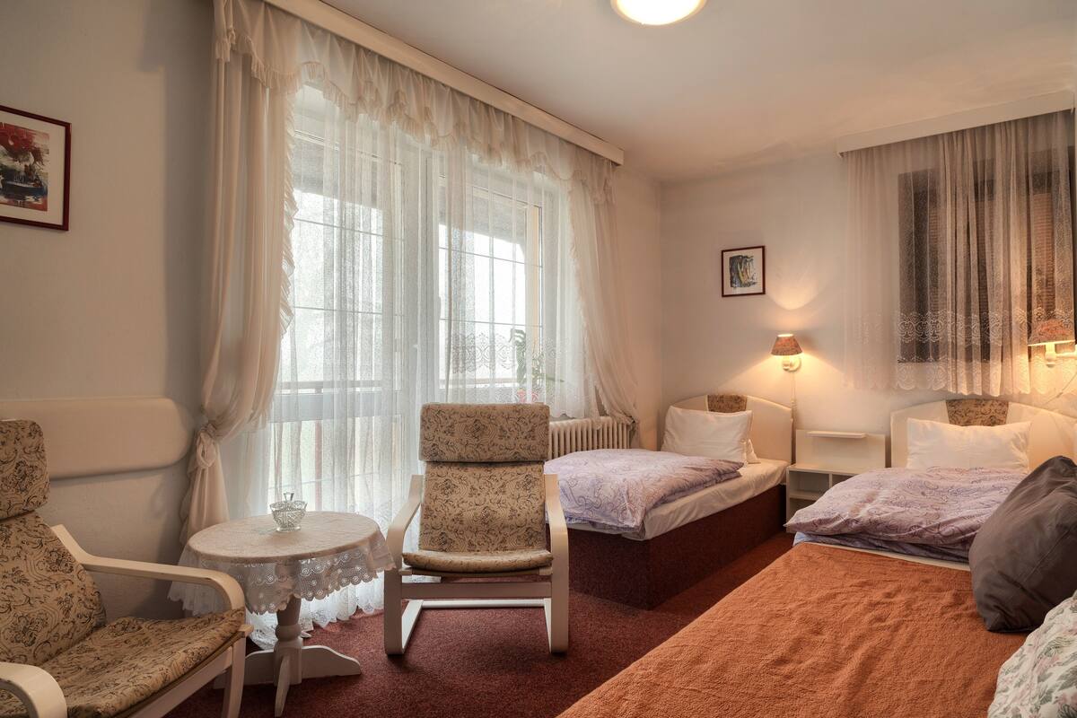Kamar Basic, 3 Tempat Tidur Twin | Brankas, Wi-Fi gratis, dan seprai linen