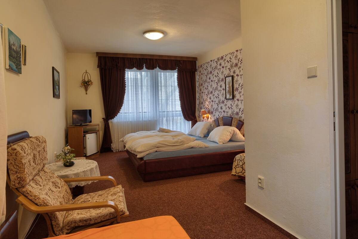 Kamar Comfort, Beberapa Tempat Tidur, balkon | Brankas, Wi-Fi gratis, dan seprai linen