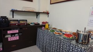 Un buffet proposant divers plats et un coin café.