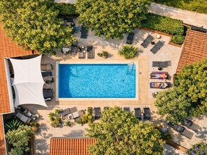 季节性开放的室外游泳池，09:00 至 18:00 开放，池畔遮阳伞，日光浴躺椅