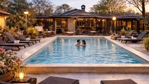A swimming pool with lounge chairs and a covered patio area. - Ulika Rovinj Camping (Rovinj)