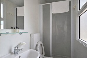 Comfort Mobile Home, 2 Bedrooms, Terrace | Bathroom | Shower, free toiletries, hair dryer, bathrobes - Ulika Rovinj Camping (Rovinj)