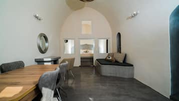 Villa, 2 habitaciones (Thetis Cave Villa) | Área de sala de estar | Televisión de pantalla plana