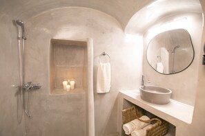 开间 (Thetis Cave Studio) | 浴室 | 淋浴设施、大花洒淋浴喷头、免费洗浴用品、吹风机