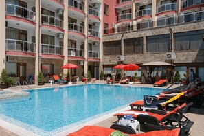 Udendørs pool, åben fra kl. 08.00 til kl. 20.00, gratis hytter