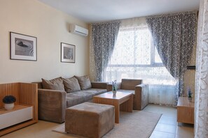 Apartamento família, 1 quarto | Sala de estar | TV LCD 24 polegadas com canais a cabo, TV