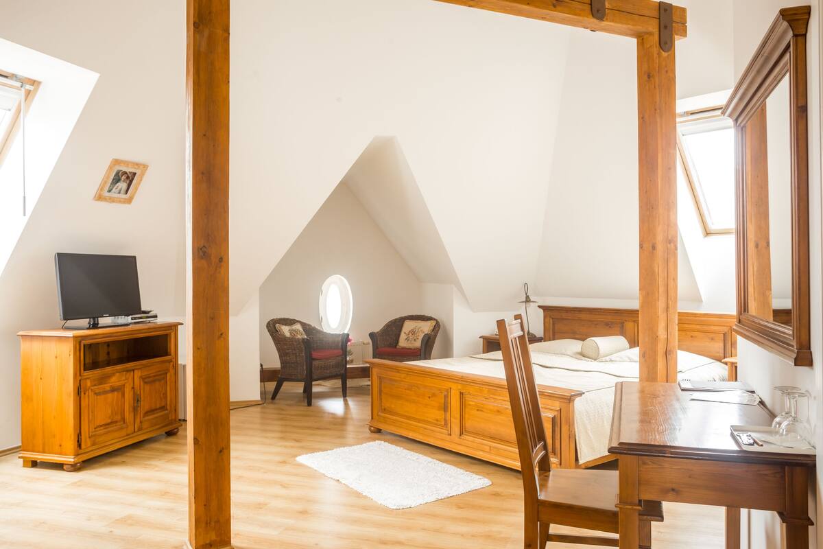 Superior Room, 1 Double Bed, Bathtub | 1 bedroom, minibar, in-room safe, individually decorated