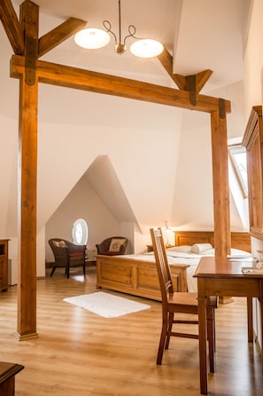 Habitación superior, 1 cama doble, bañera | Minibar, caja fuerte, decoración individual y mobiliario individual