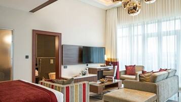 VIP Suite | Luxe beddengoed, een minibar, een kluis op de kamer, een bureau