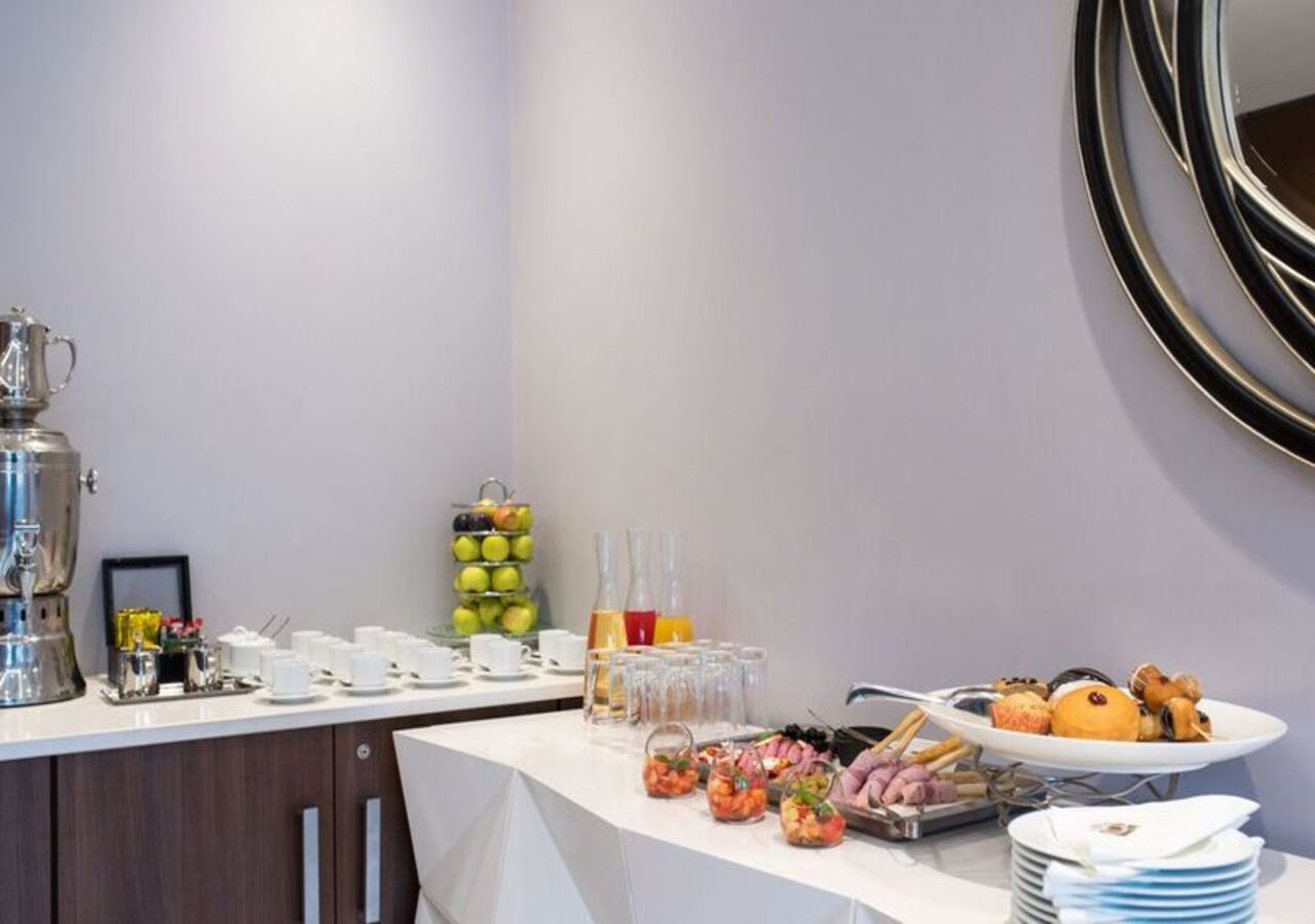 Ein reichhaltiges Buffet mit verschiedenen Speisen und Getränken.