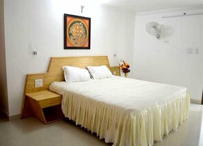 1 bedroom, desk, free WiFi - Kailash Holiday Inn (Thiruvananthapuram)