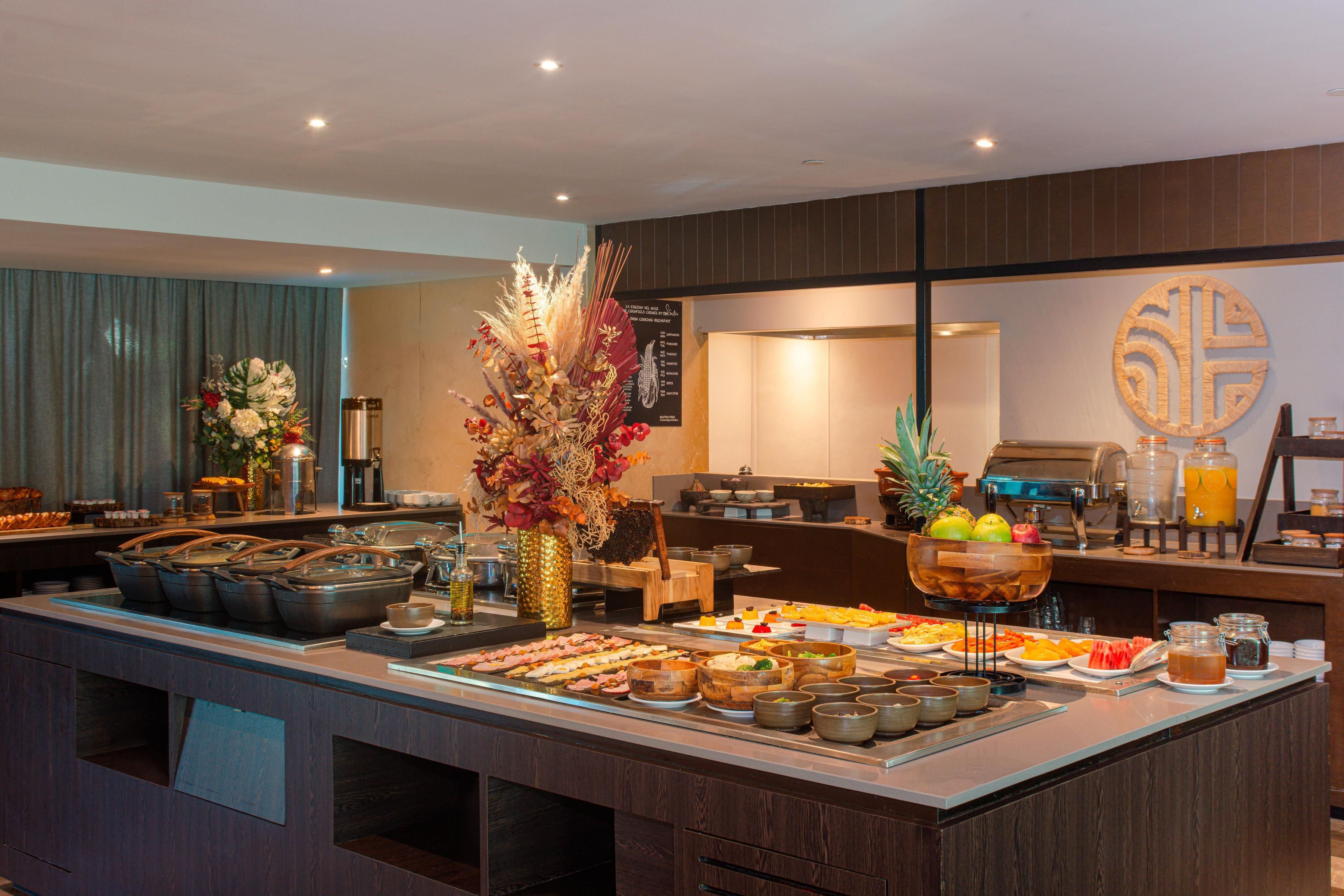 Un buffet proposant une variété de plats et agrémenté d’un centre de table décoratif.