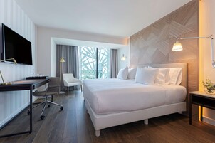 Premium-herbergi | Míníbar, öryggishólf í herbergi, skrifborð, straujárn/strauborð