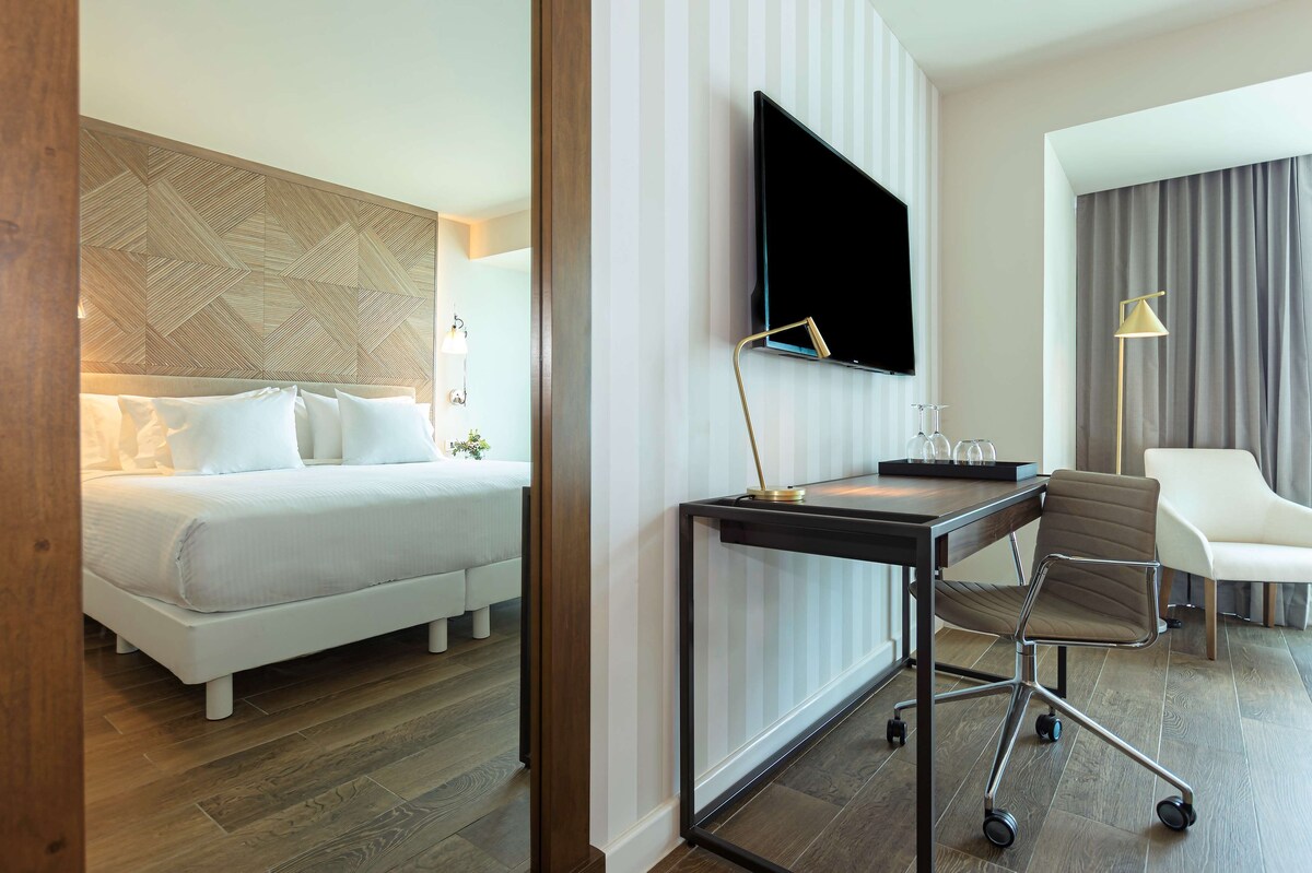 NH Collection Paseo de Montejo accommodation with large bed and tv