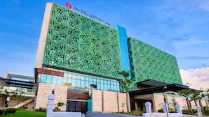 A hotel with a distinctive green facade and a clear blue sky. - NH Collection Merida Paseo Montejo (Mérida)