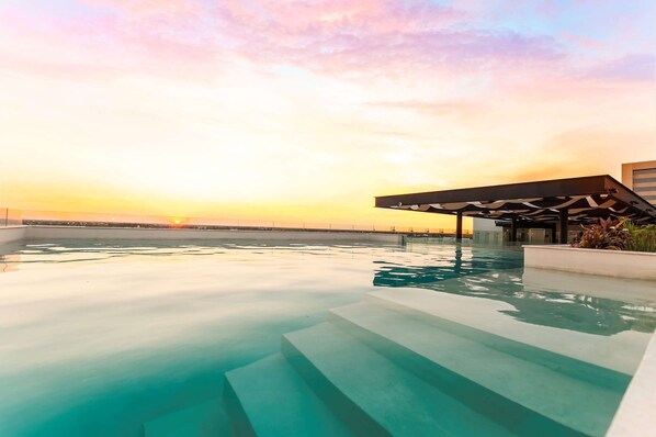 Una piscina al aire libre